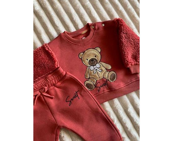 Костюм детский спортивный тёплый на девочку 486 red р.0.6-2 "BURATINO" недорого оптом от прямого поставщика, изображение 2 Фотография Костюм детский спортивный тёплый на девочку 486 red р.0.6-2 "BURATINO" недорого оптом от прямого поставщика, изображение 2