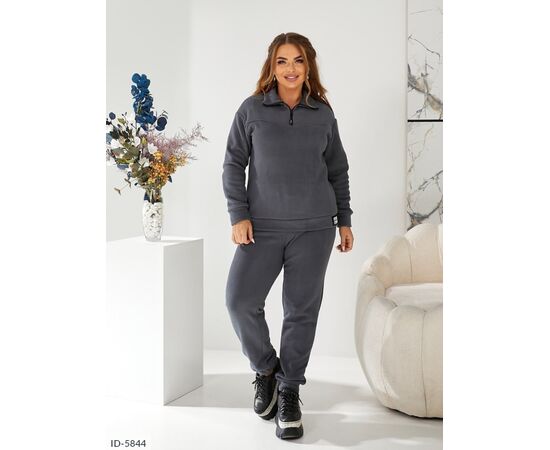 Фотография Теплый костюм из качественного флиса полар, брюки с удобными карманами средней посадки, на поясе резинка, внизу штанины манжет, на кофте спереди вверху вшита короткая функциональная молния, кофта имеет длинные рукава заканчивающиеся манжетами в тон р.48-5, изображение 2