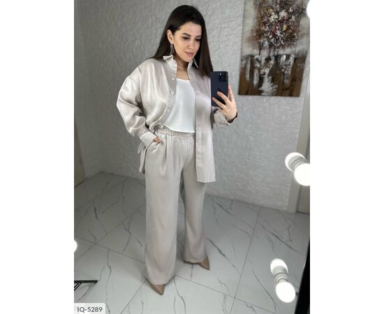 Фотография Костюм-двойка: рубашка + брюки клеш, блестящая, качественная ткань с серебряным напылением, переливается хорошим сиянием на свете, классные цвета, в таком костюме вы не остаться не замеченной р.50-52;54-56;58-60 "VLADA" купить недорого от прямого поставщи, изображение 4